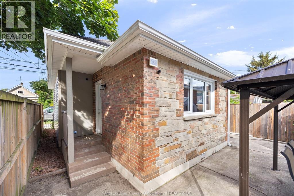 Property at 1555 Gladstone image 3