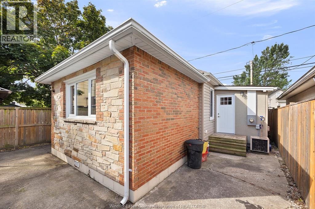 Property at 1555 Gladstone image 4