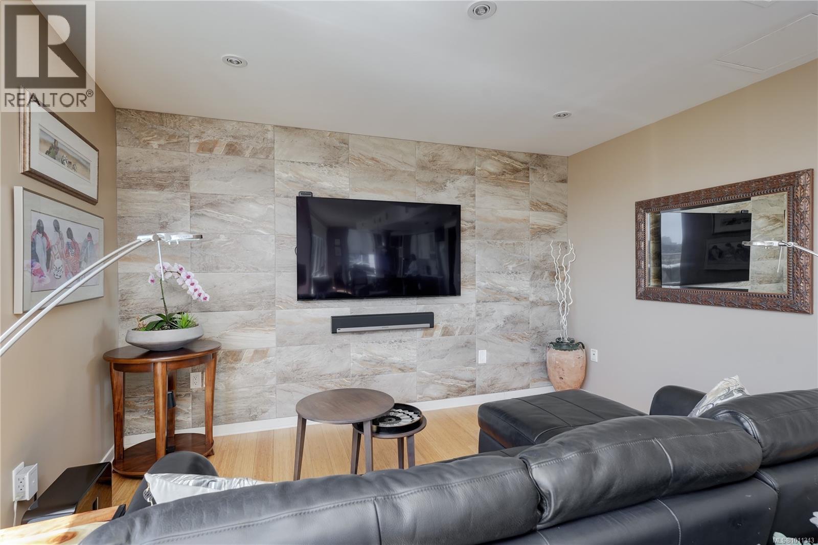 704 399 Tyee Rd, Victoria, British Columbia  V9A 0A8 - Photo 5 - 1011343