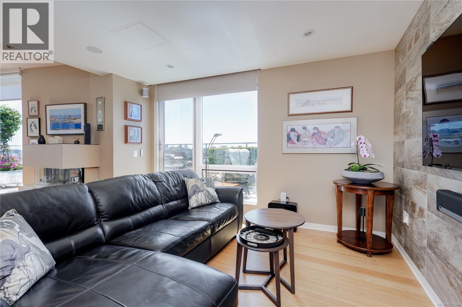 704 399 Tyee Rd, Victoria, British Columbia  V9A 0A8 - Photo 4 - 1011343