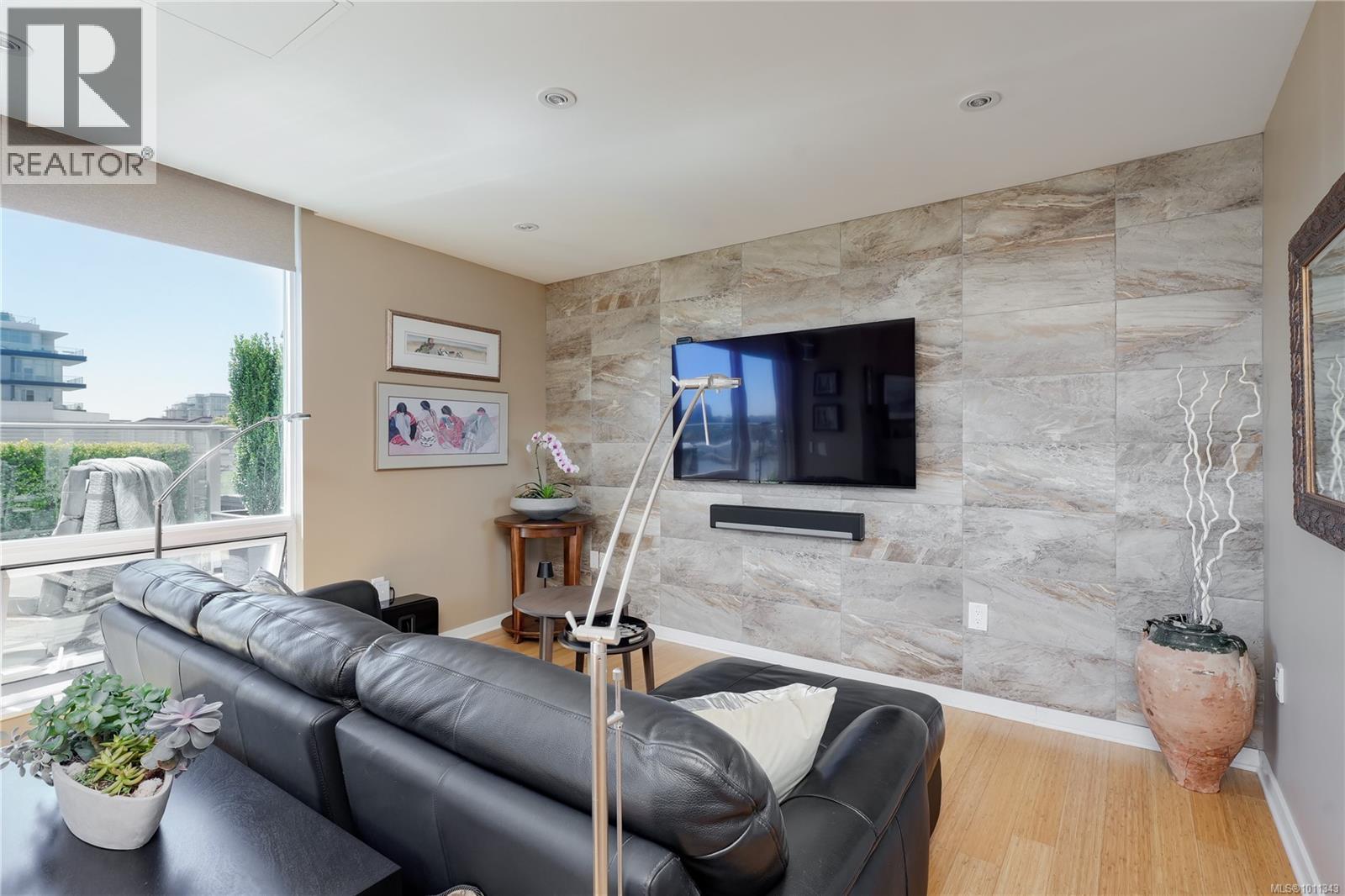 704 399 Tyee Rd, Victoria, British Columbia  V9A 0A8 - Photo 3 - 1011343