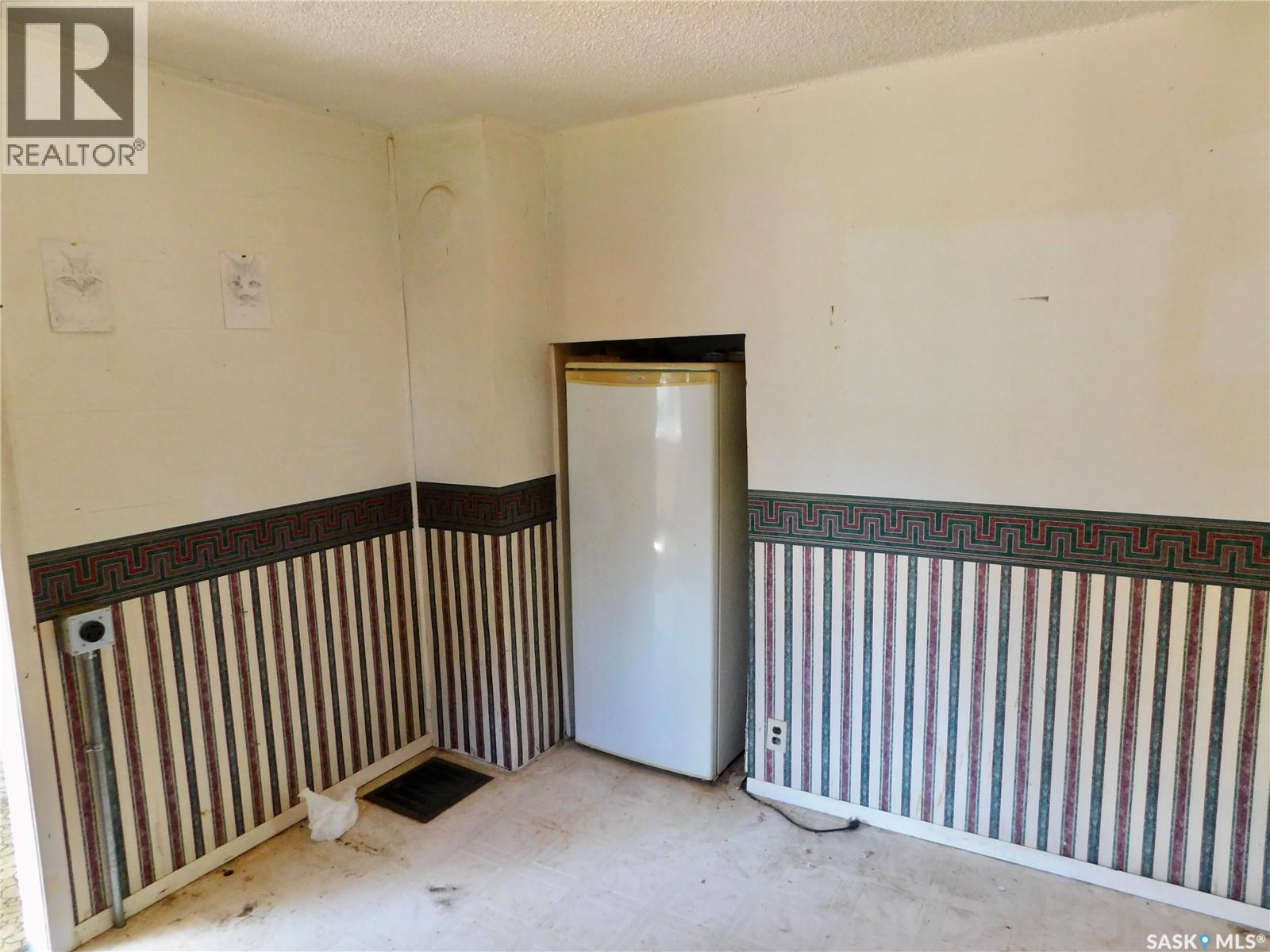 410 6th Avenue E, Assiniboia, Saskatchewan  S0H 0B0 - Photo 6 - SK016038