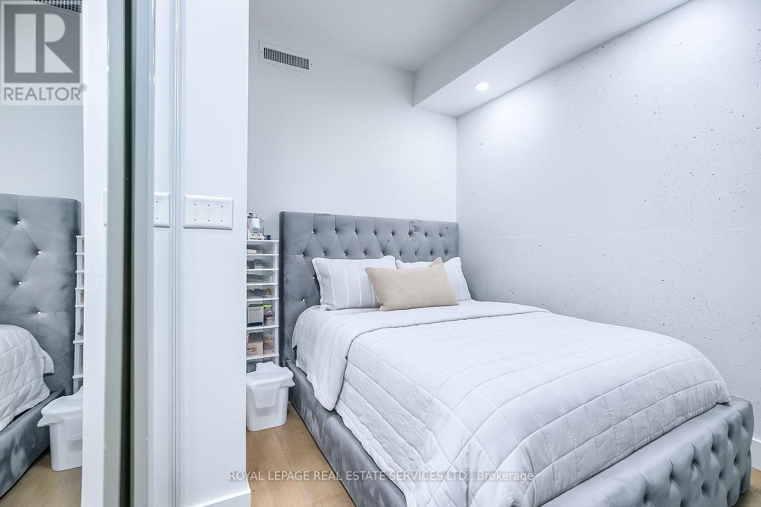 1301 - 111 Bathurst Street, Toronto, Ontario  M5V 0M9 - Photo 13 - C12352270
