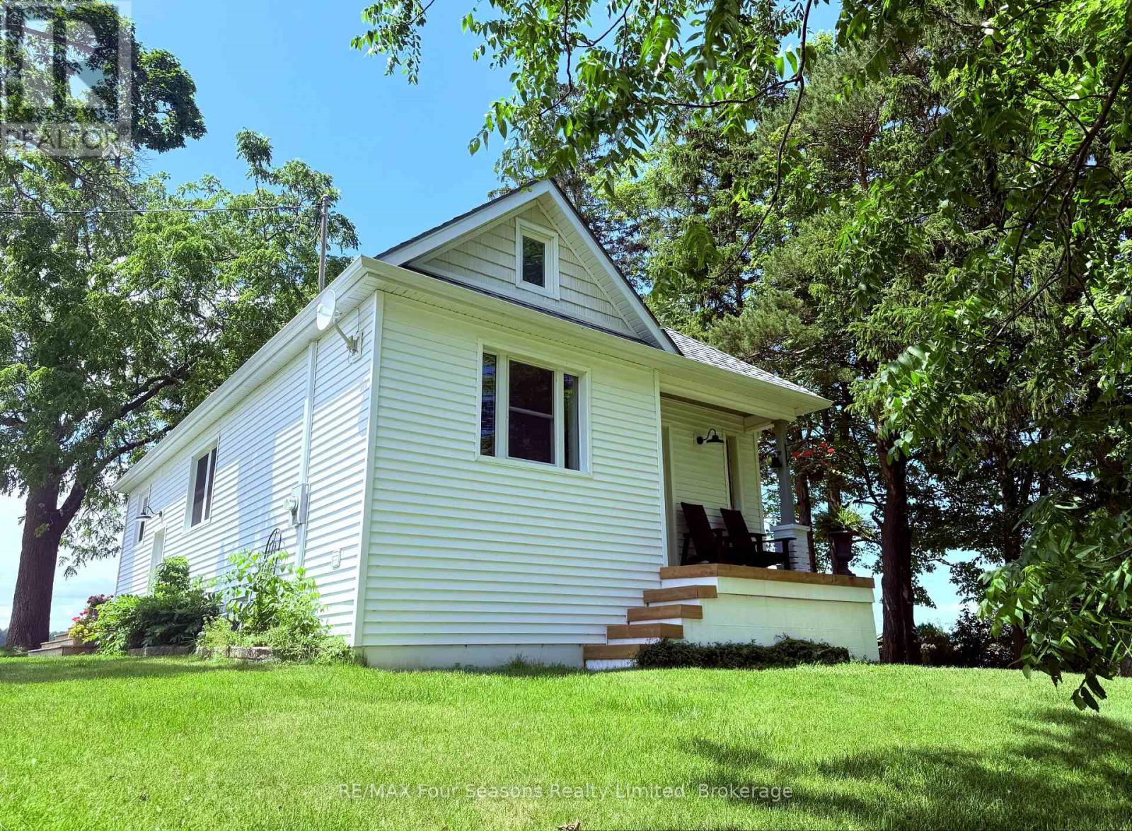 1154 Fairgrounds Road S, Clearview, Ontario  L0M 1S0 - Photo 1 - S12353143