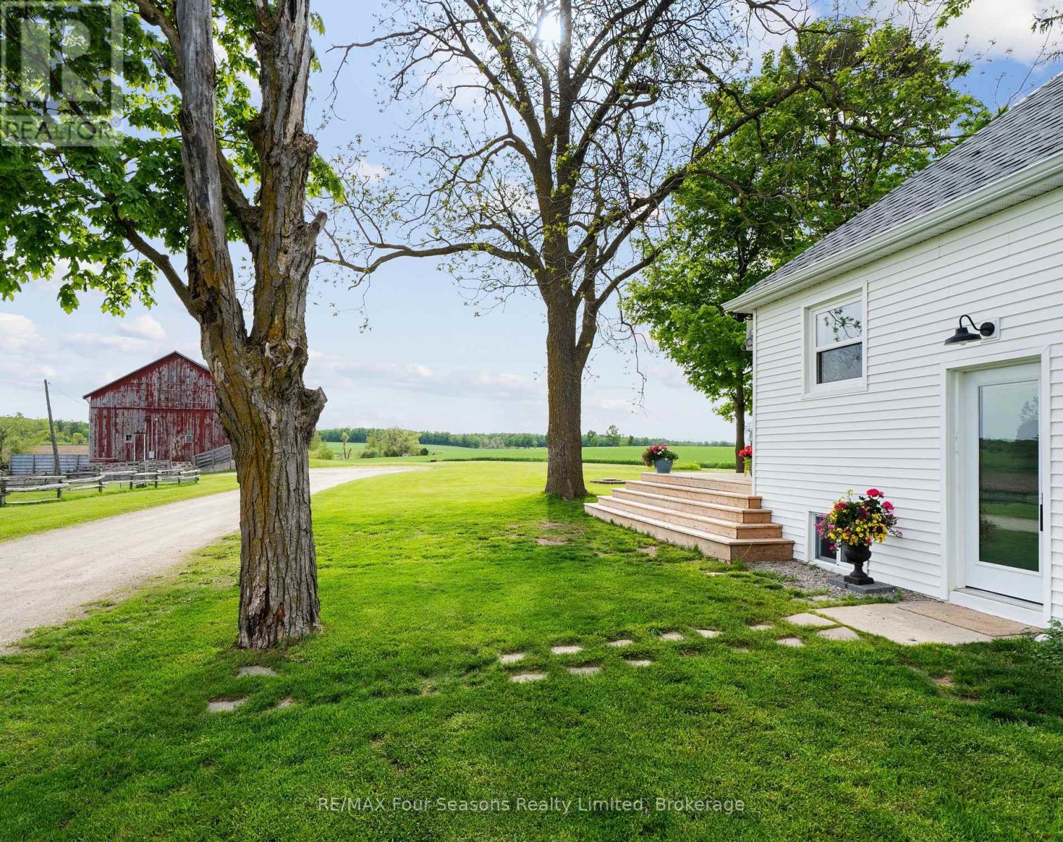 1154 Fairgrounds Road S, Clearview, Ontario  L0M 1S0 - Photo 10 - S12353143
