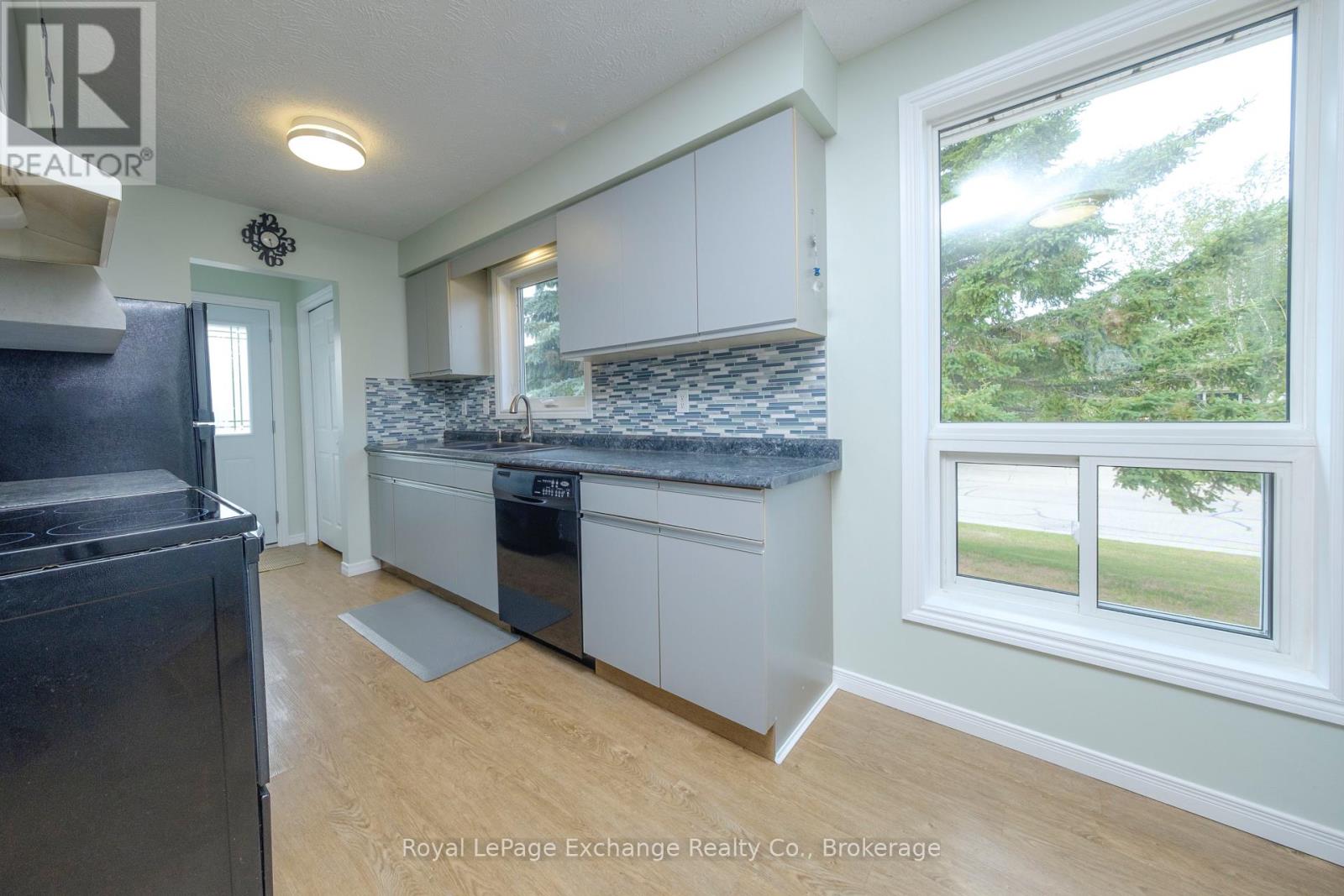 649 Lloyd Street, Saugeen Shores, Ontario  N0H 2C1 - Photo 11 - X12279121