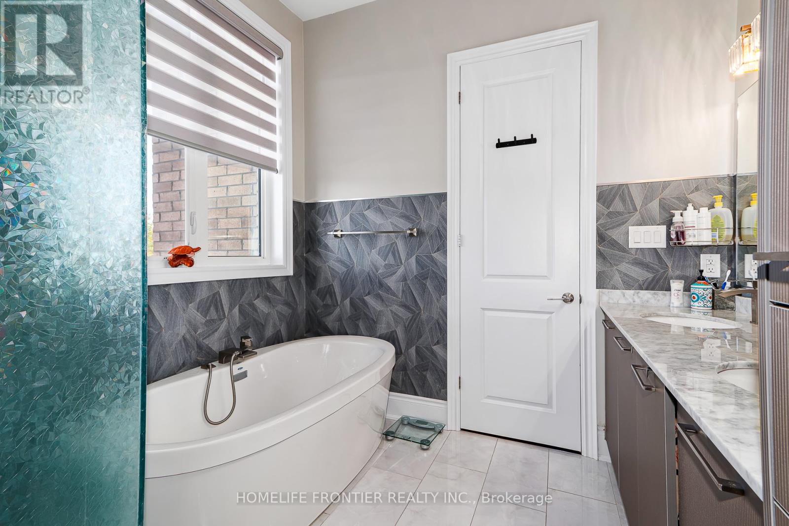 244 Ramblewood Drive, Wasaga Beach, Ontario  L9Z 0L5 - Photo 21 - S12326664