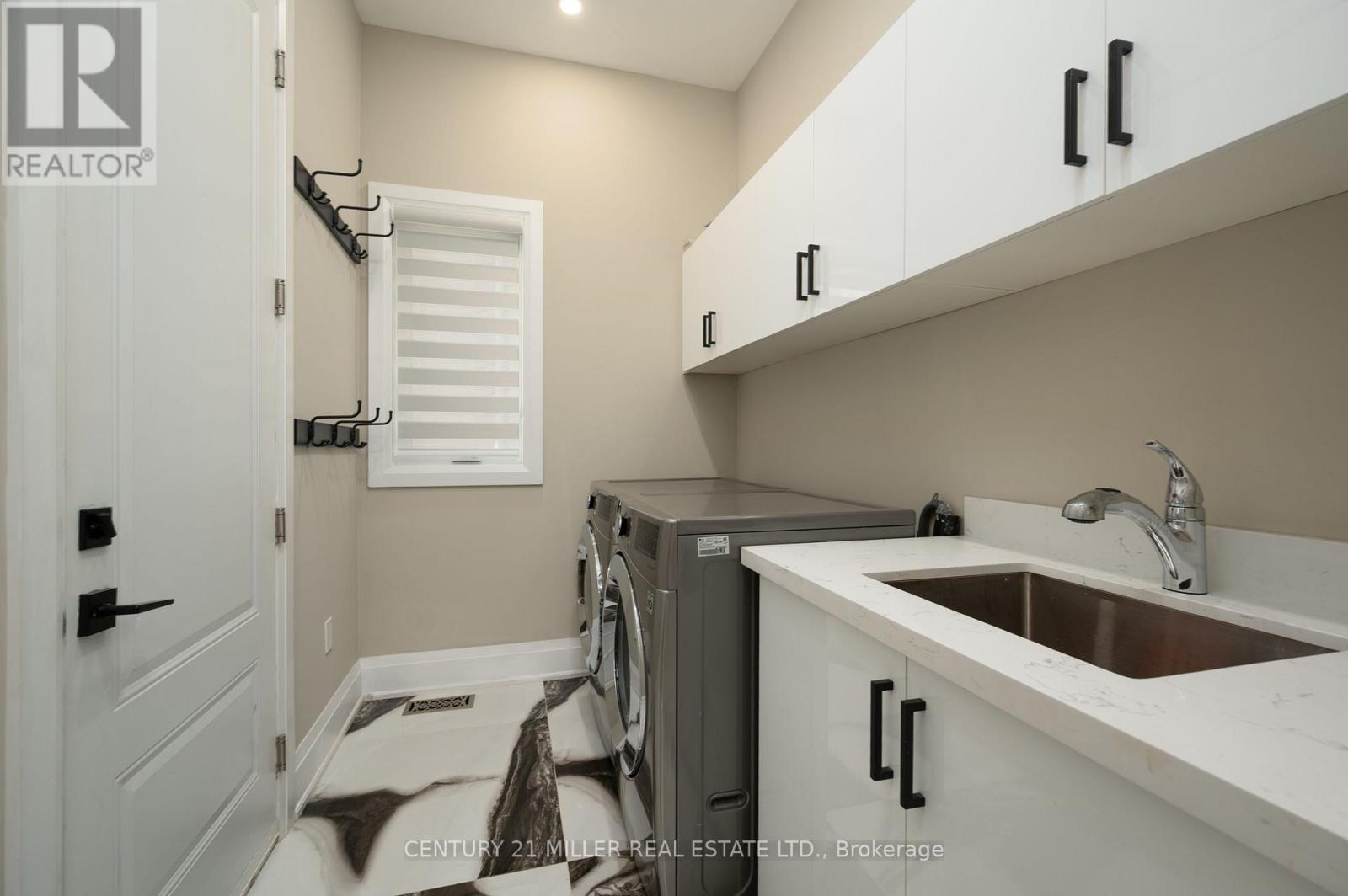 185 Burloak Drive, Oakville, Ontario  L6L 6S7 - Photo 17 - W12353175
