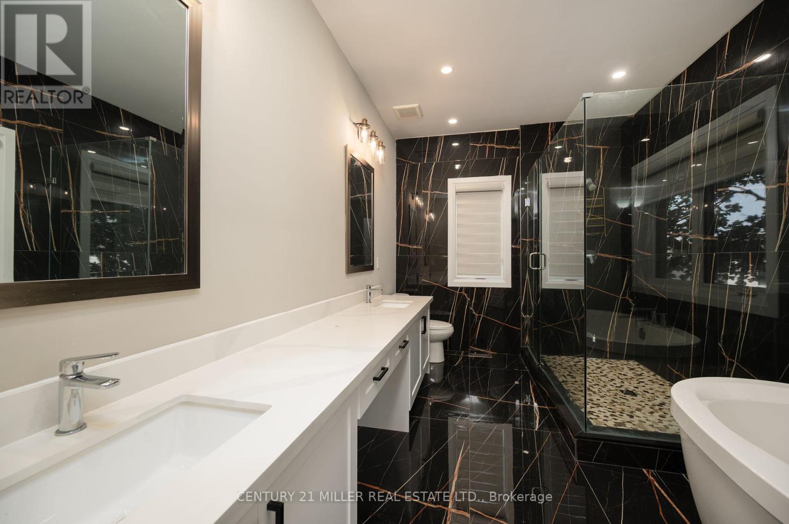 185 Burloak Drive, Oakville, Ontario  L6L 6S7 - Photo 23 - W12353175