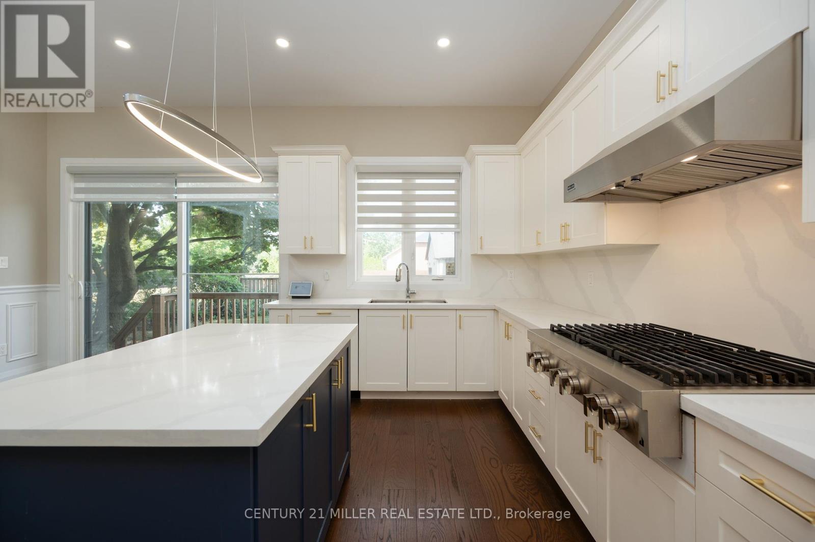 185 Burloak Drive, Oakville, Ontario  L6L 6S7 - Photo 8 - W12353175