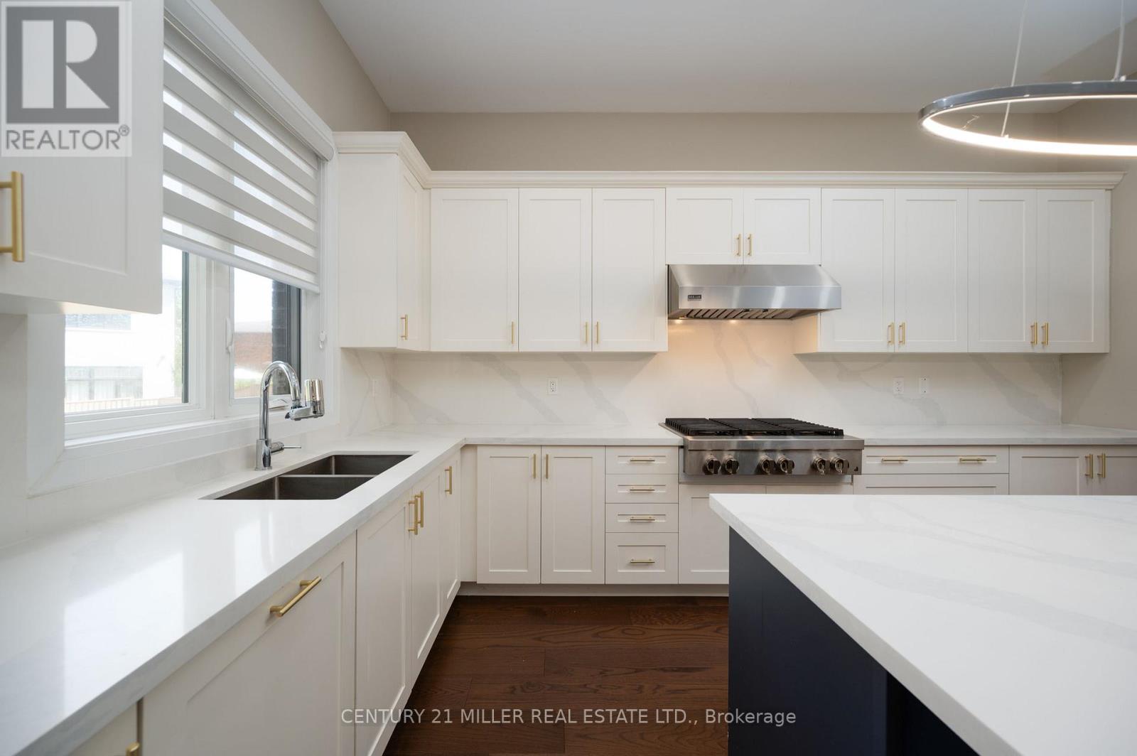 185 Burloak Drive, Oakville, Ontario  L6L 6S7 - Photo 9 - W12353175