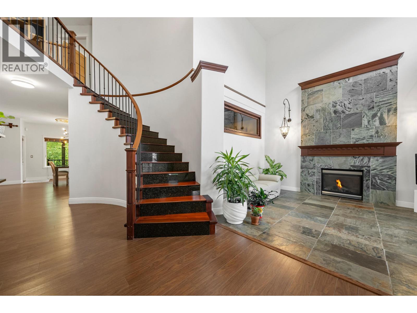 10410 Slatford Street, Maple Ridge, British Columbia V2W 1G3 - Photo 2 - R3038567