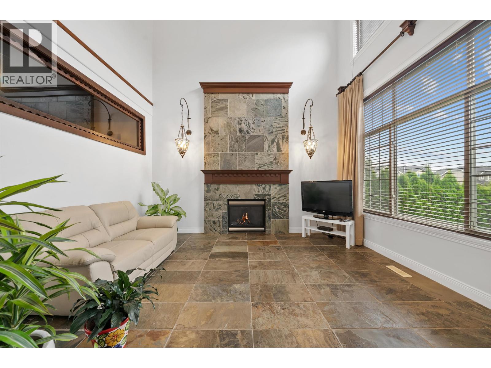 10410 Slatford Street, Maple Ridge, British Columbia V2W 1G3 - Photo 3 - R3038567