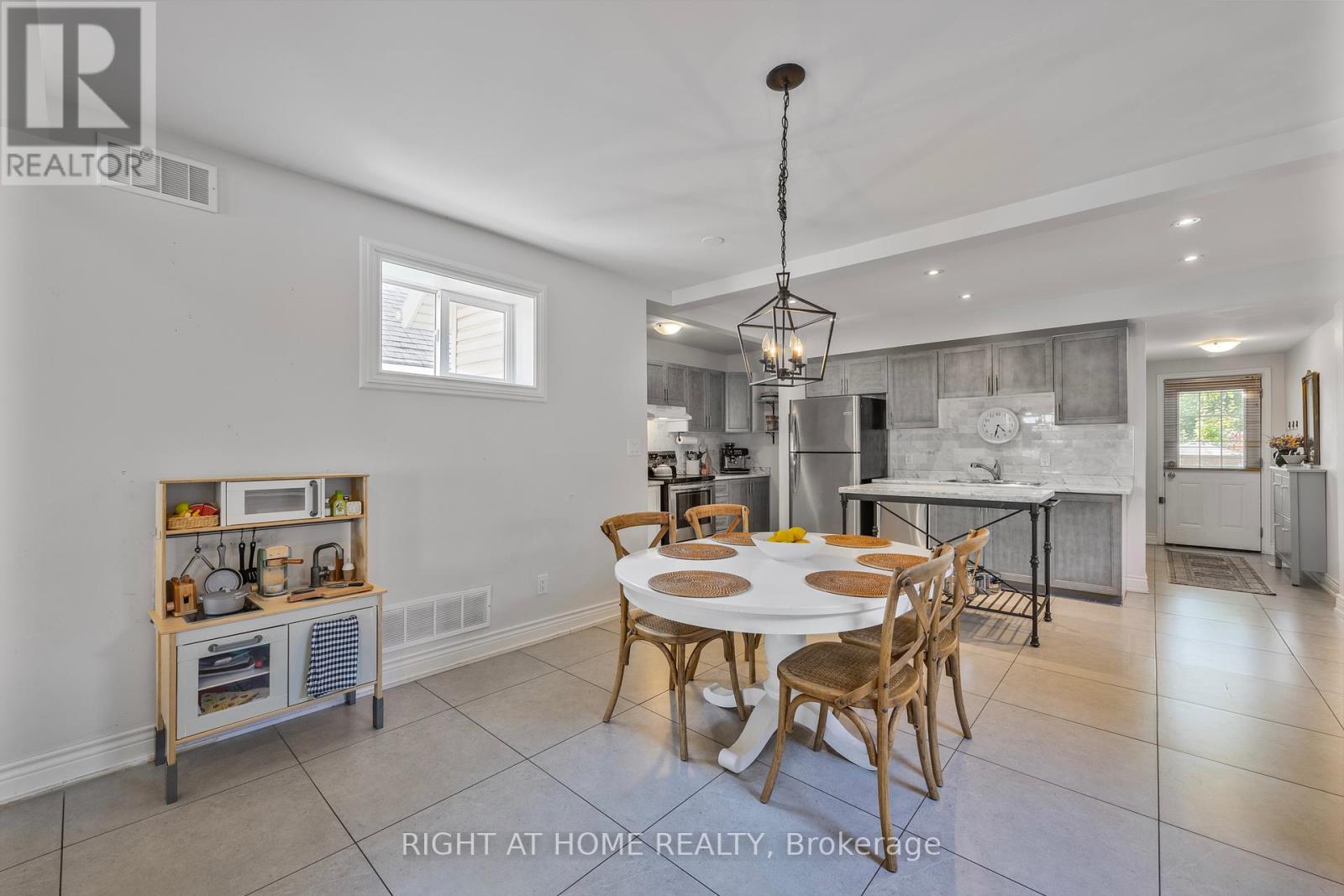 71 Robins Avenue, Hamilton, Ontario  L8H 4N3 - Photo 8 - X12318576