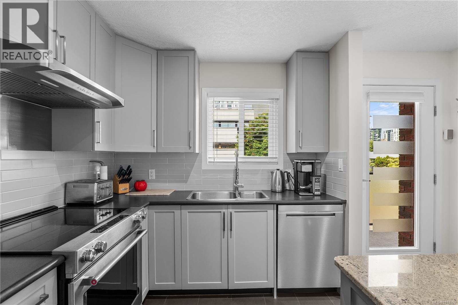 Property at 1 1119 View St image 4