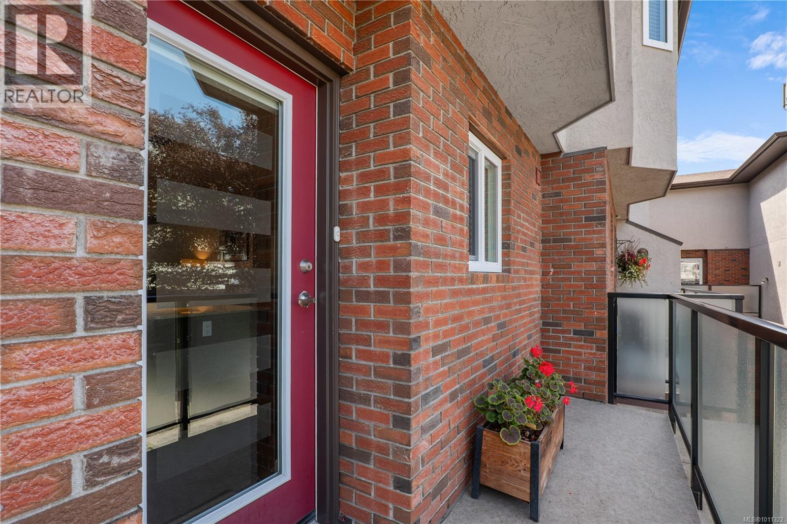 Property at 1 1119 View St image 3