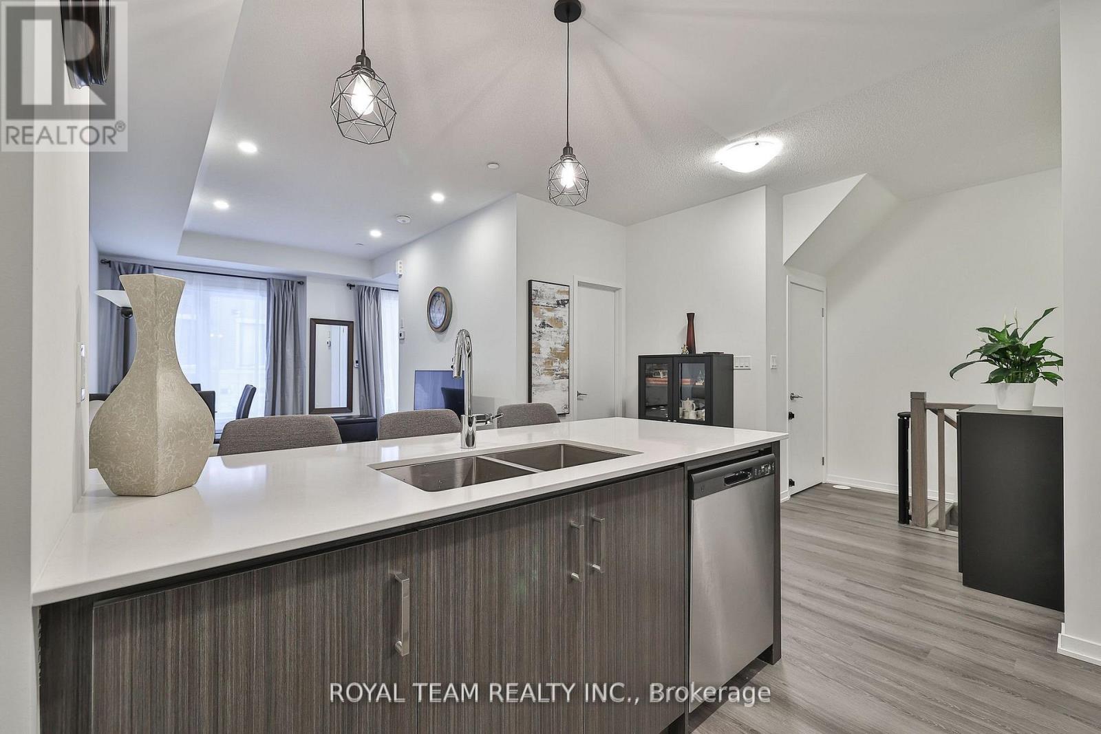 224 - 131 Honeycrisp Crescent, Vaughan, Ontario  L4K 0N7 - Photo 11 - N12353250
