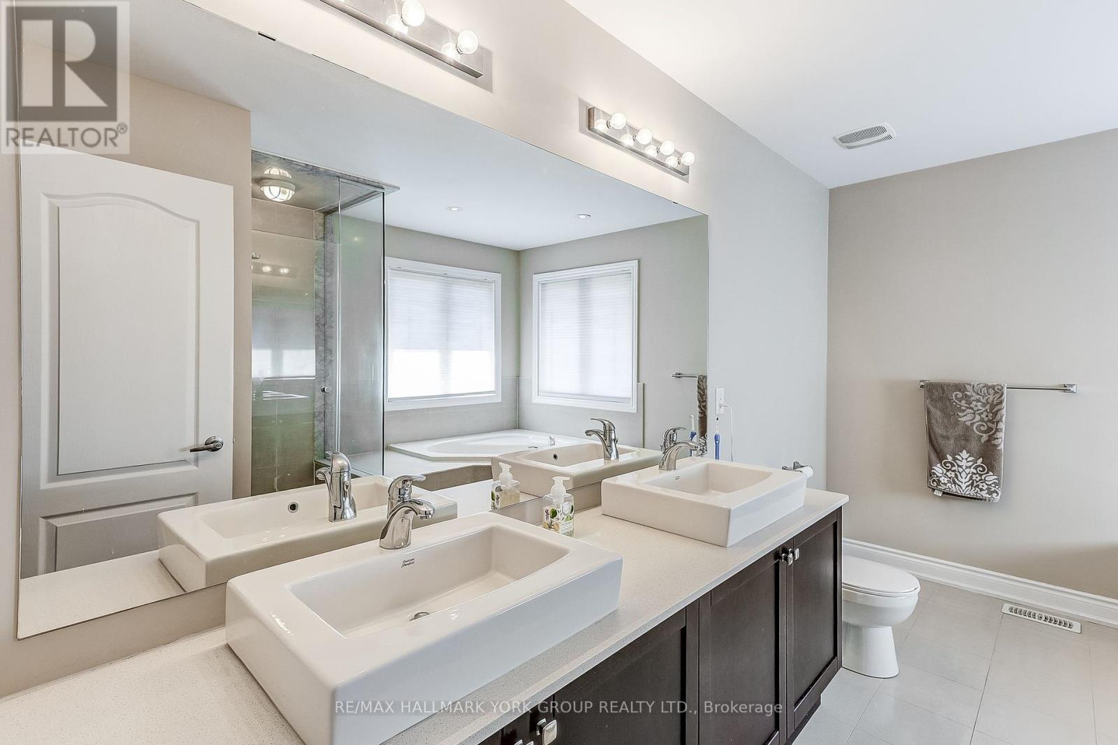 1022 Sherman Brock Circle, Newmarket, Ontario  L3X 0B4 - Photo 23 - N12353373
