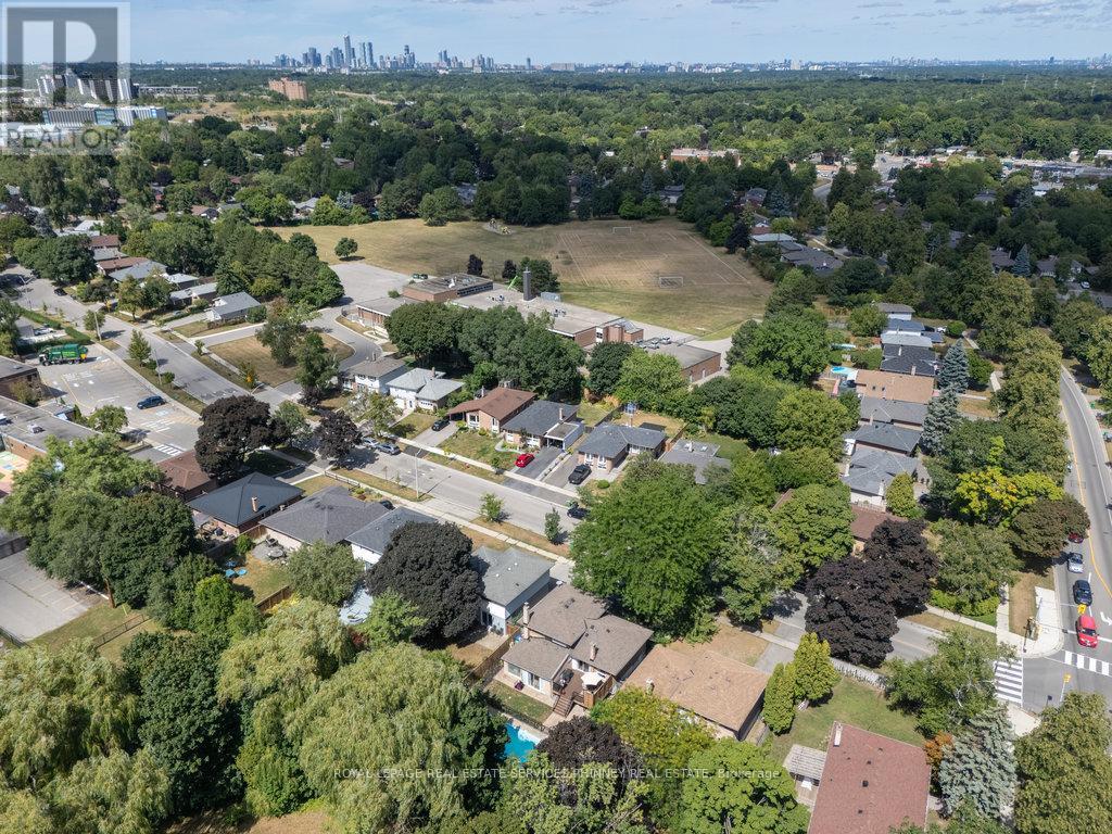 1404 Lewisham Drive, Mississauga, Ontario  L5J 3R3 - Photo 38 - W12353328