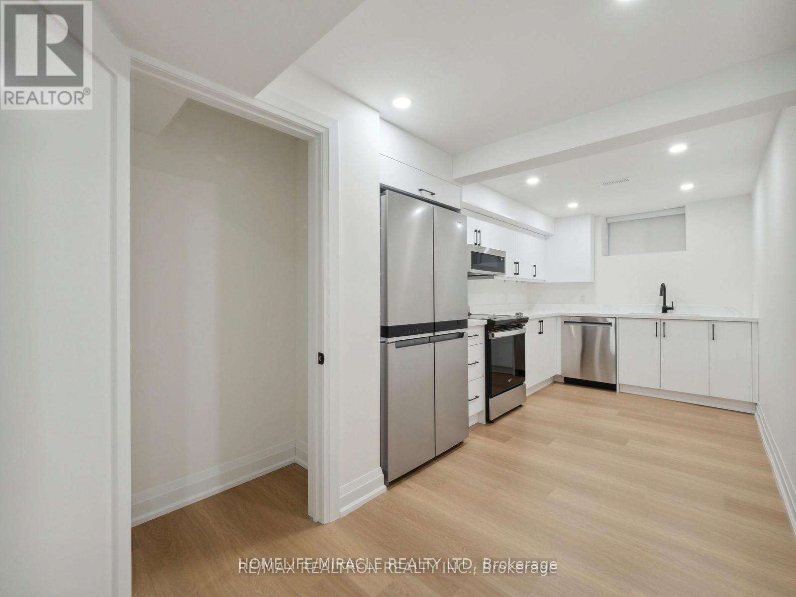 35 Alanmeade Crescent, Toronto, Ontario  M9B 2H2 - Photo 7 - W12353374
