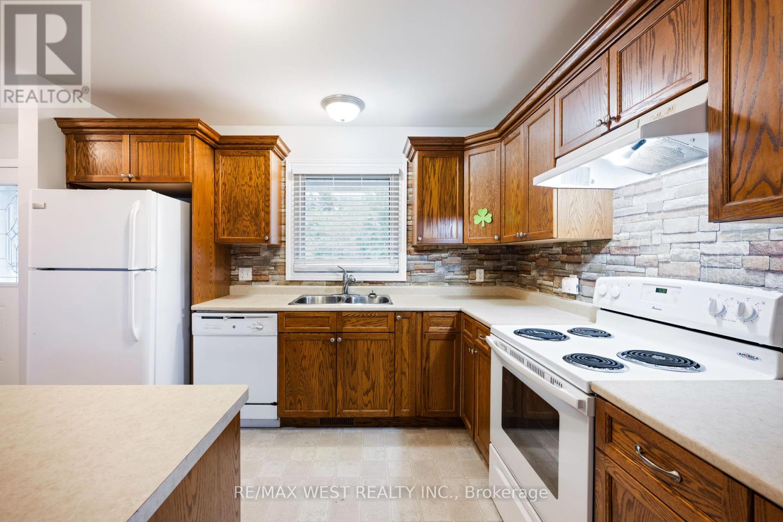 140 Joseph Street, Shelburne, Ontario  L0N 1S4 - Photo 3 - X12353365