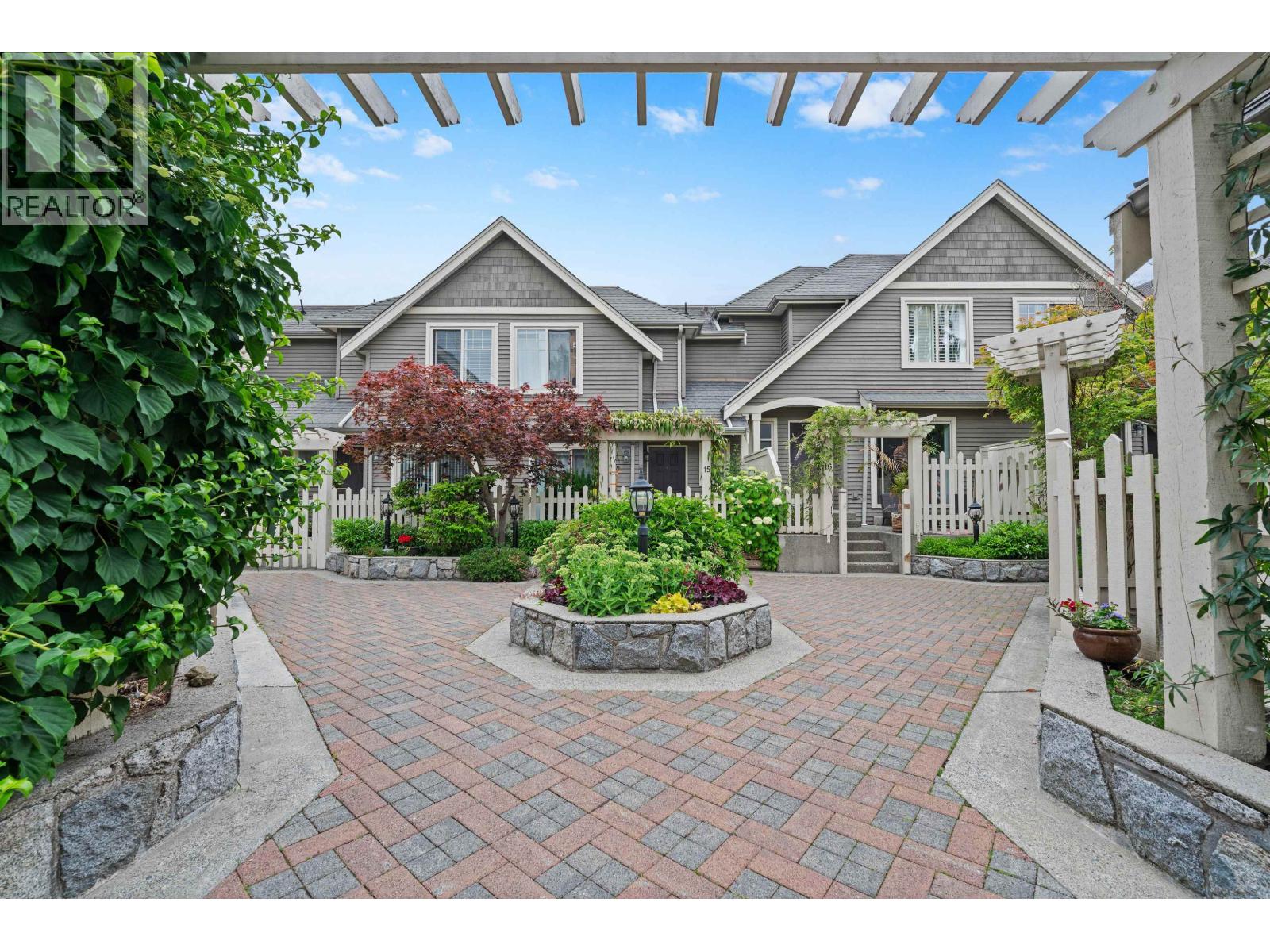 10 222 E 5th Street, North Vancouver, British Columbia V7L 1L7 - Photo 1 - R3038621