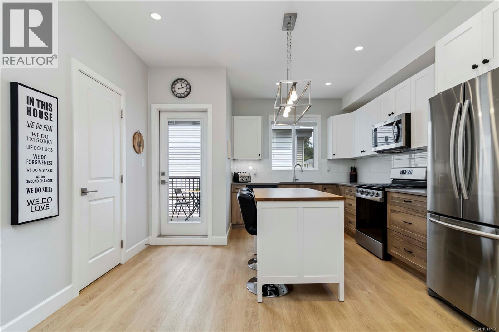 605 3351 Luxton Rd, Langford, British Columbia V9C 0P2 - Photo 2 - 1011461