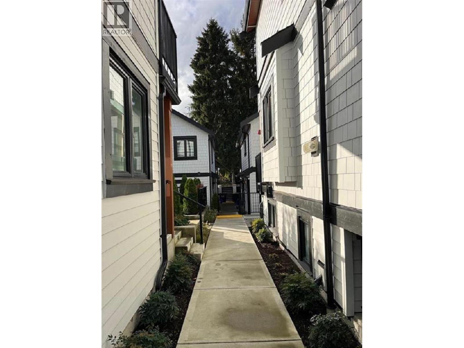 5449 Killarney Street, Vancouver, British Columbia V5R 3W3 - Photo 2 - C8071553