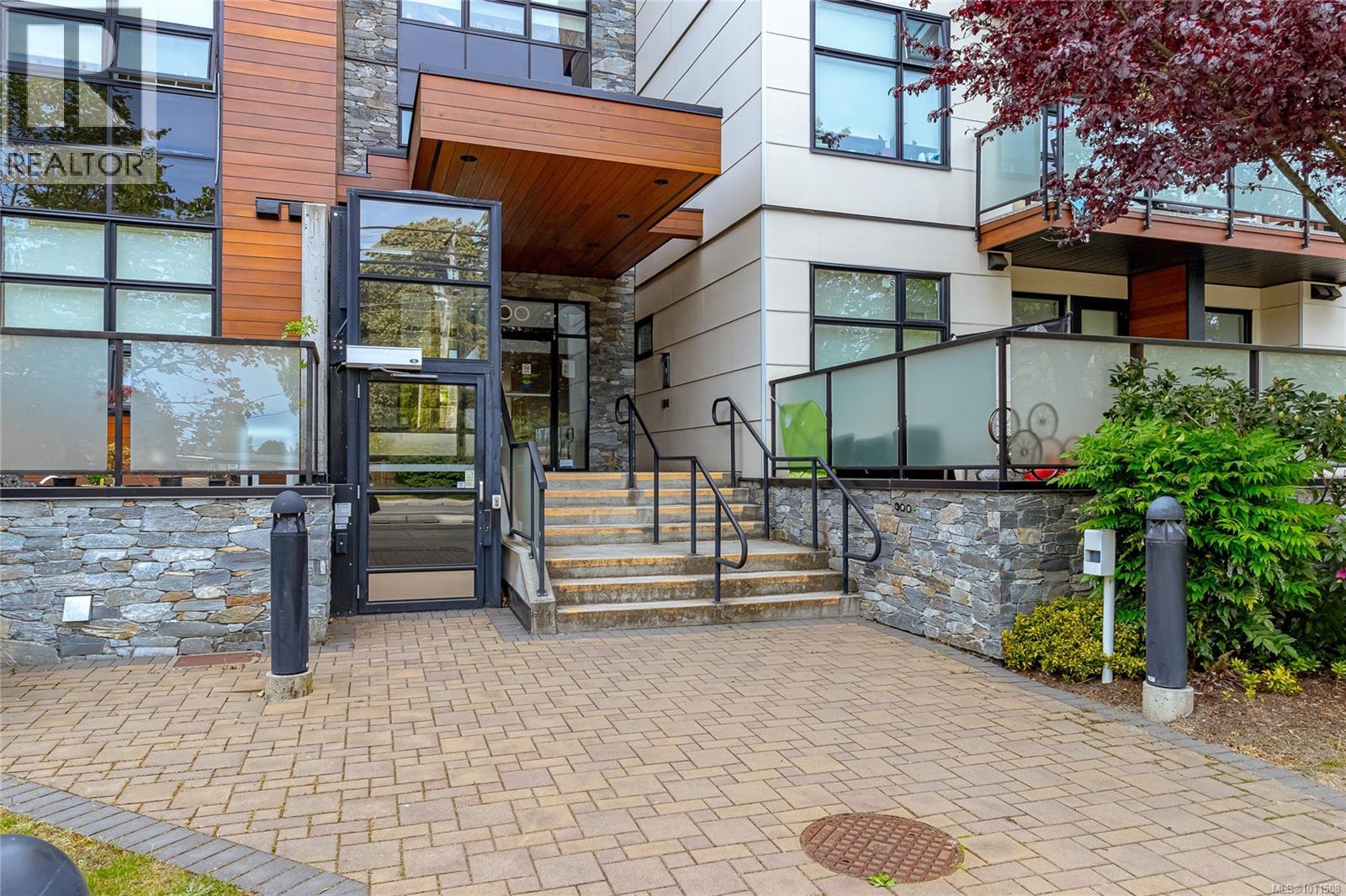 Property at 102 4000 Shelbourne St image 3