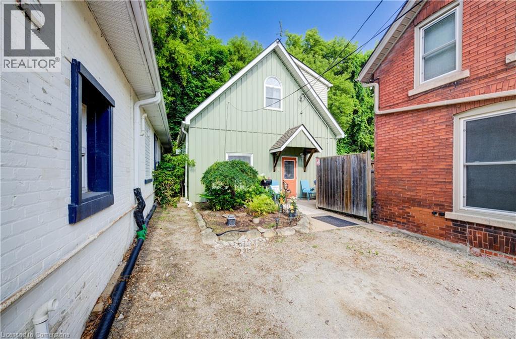 Property at 110 SURREY Street E image 3