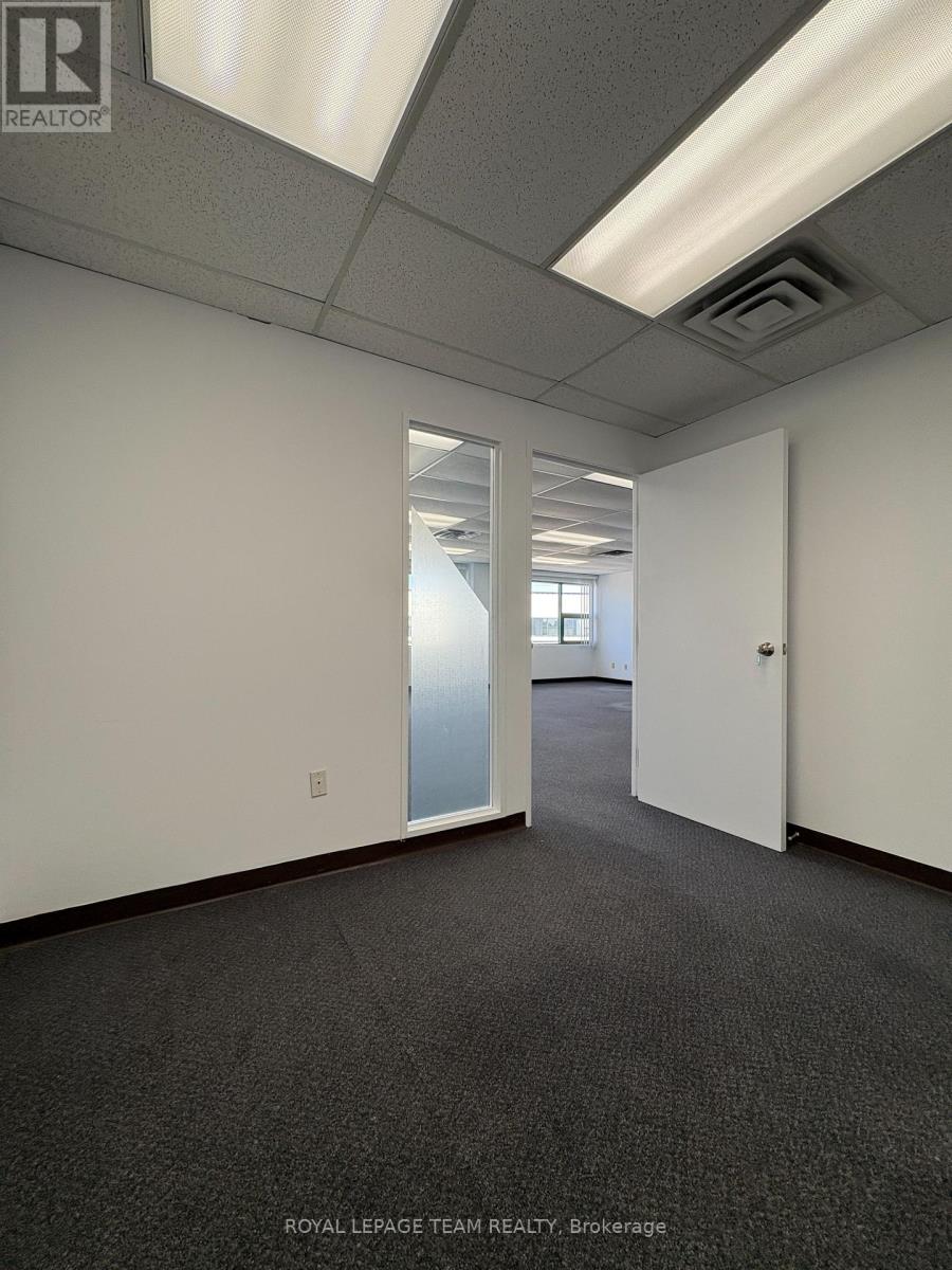 Unit 202 - 43 Roydon Place, Ottawa, Ontario  K2E 1A3 - Photo 10 - X12353538
