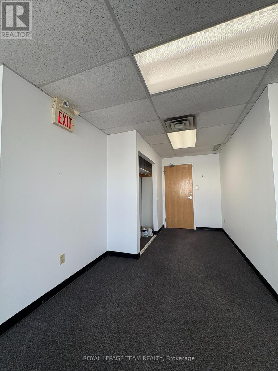 Unit 202 - 43 Roydon Place, Ottawa, Ontario  K2E 1A3 - Photo 12 - X12353538