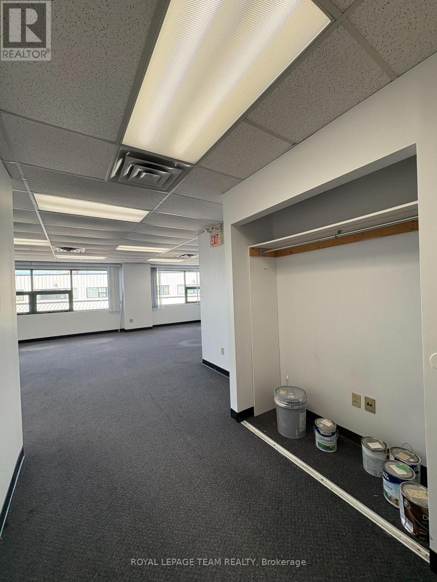 Unit 202 - 43 Roydon Place, Ottawa, Ontario  K2E 1A3 - Photo 13 - X12353538