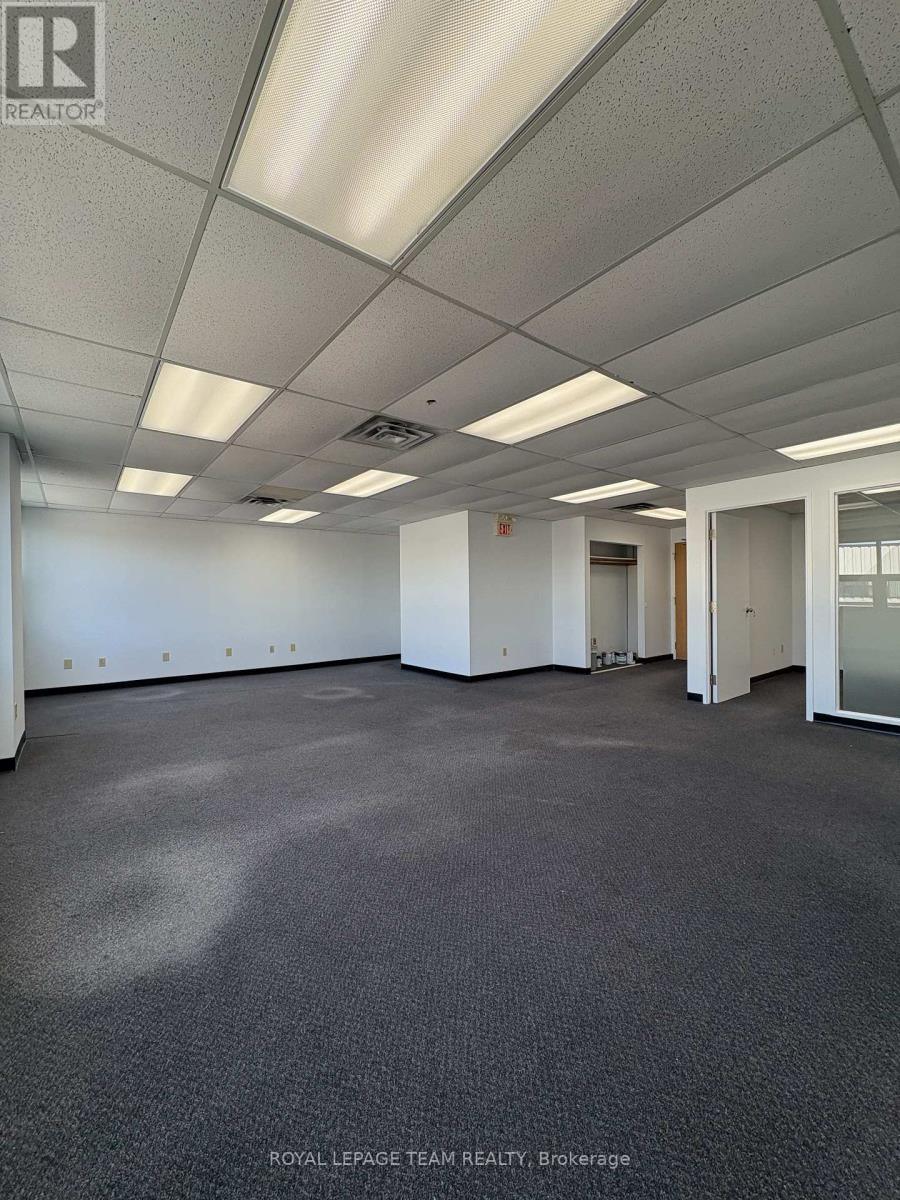 Unit 202 - 43 Roydon Place, Ottawa, Ontario  K2E 1A3 - Photo 6 - X12353538