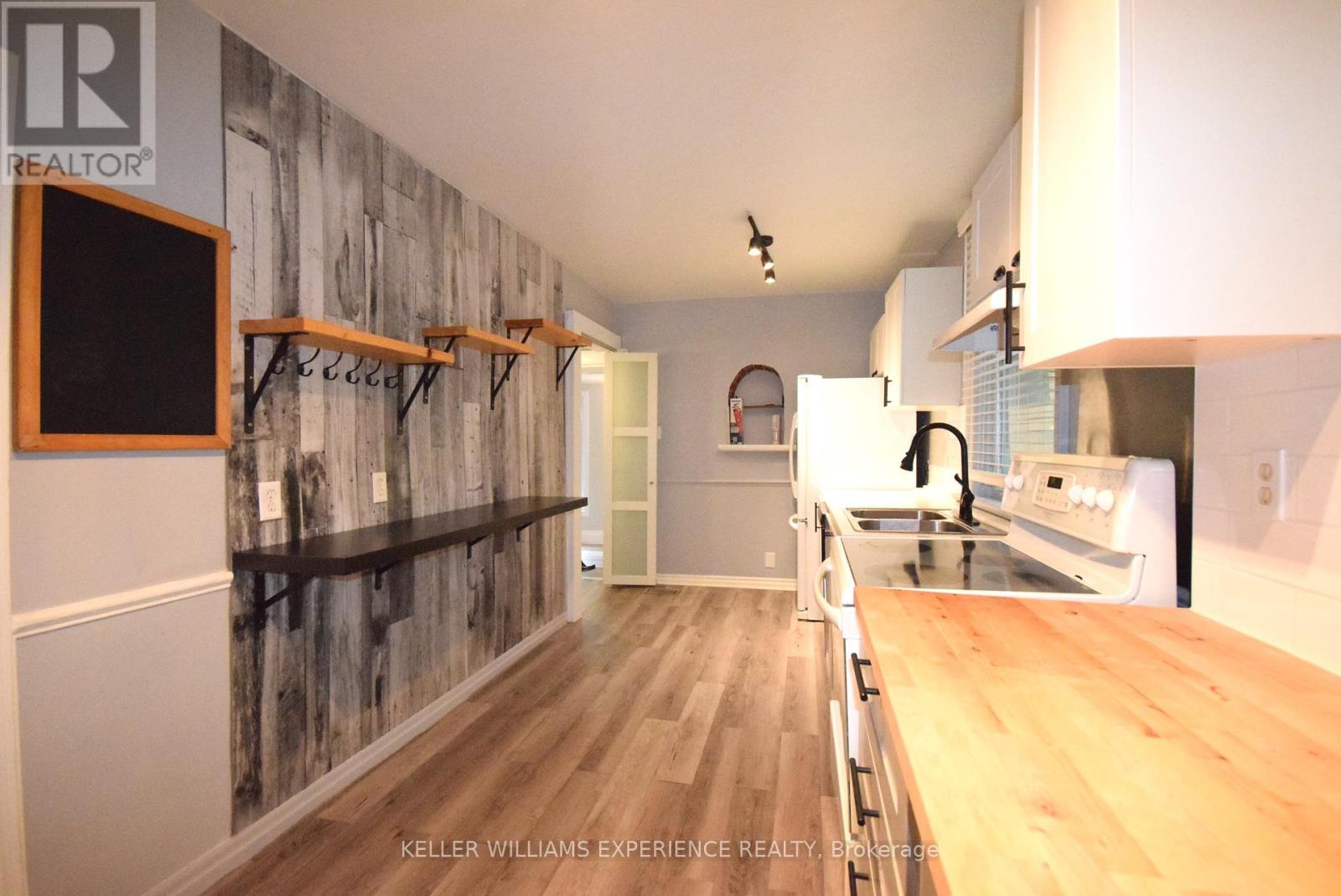 184 Bradford Street, Barrie, Ontario  L4N 3B5 - Photo 10 - S12353436