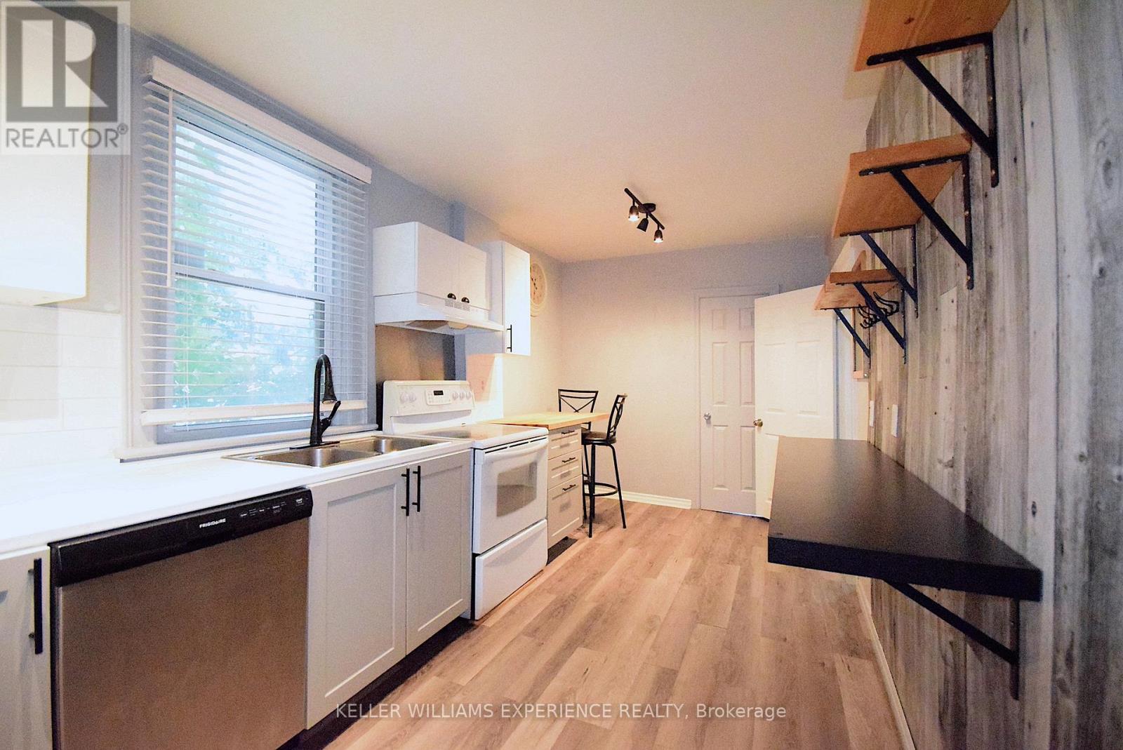 184 Bradford Street, Barrie, Ontario  L4N 3B5 - Photo 11 - S12353436