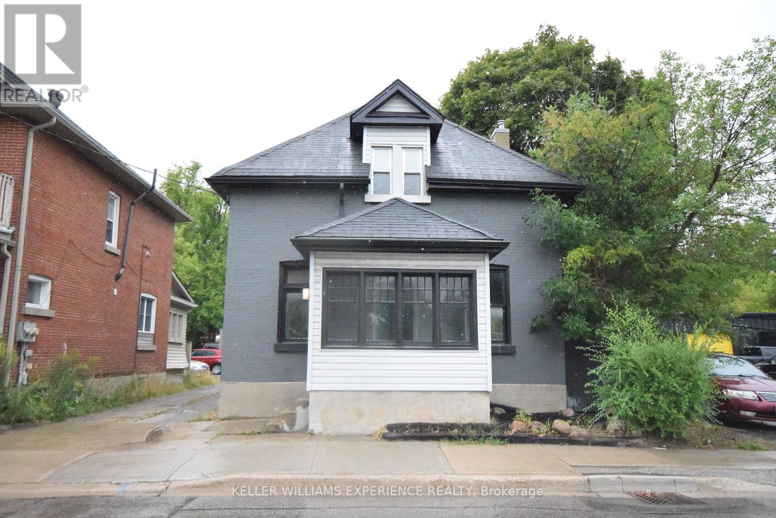 184 Bradford Street, Barrie, Ontario  L4N 3B5 - Photo 2 - S12353436