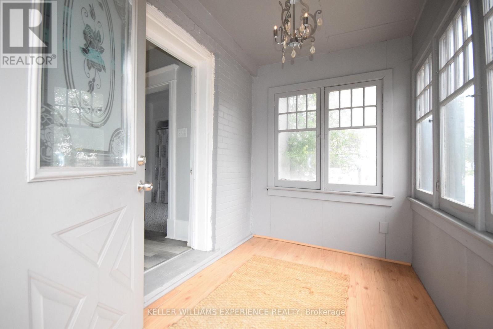 184 Bradford Street, Barrie, Ontario  L4N 3B5 - Photo 3 - S12353436