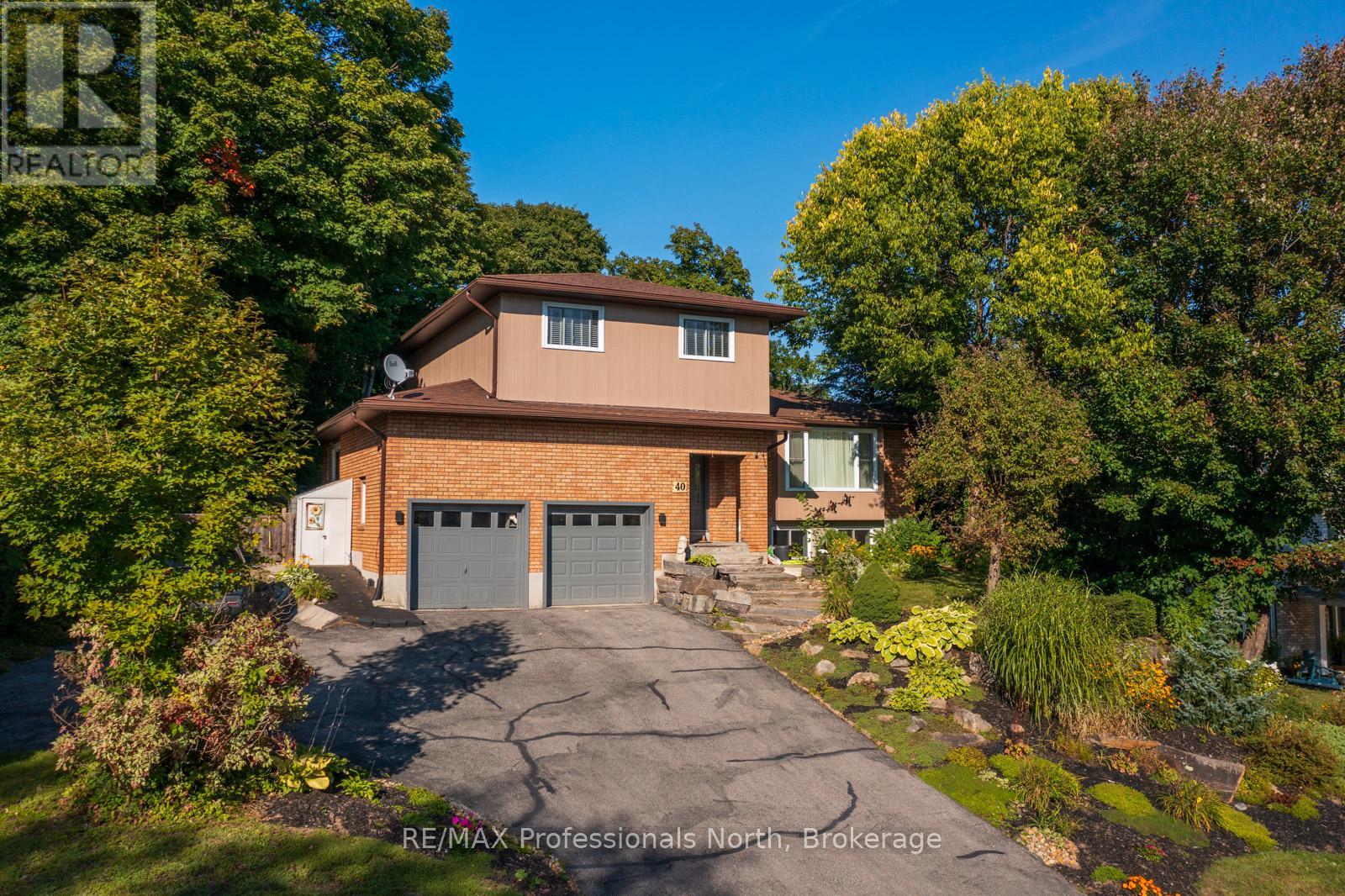 40 Glenwood Drive, Huntsville, Ontario  P1H 1B6 - Photo 1 - X12353462