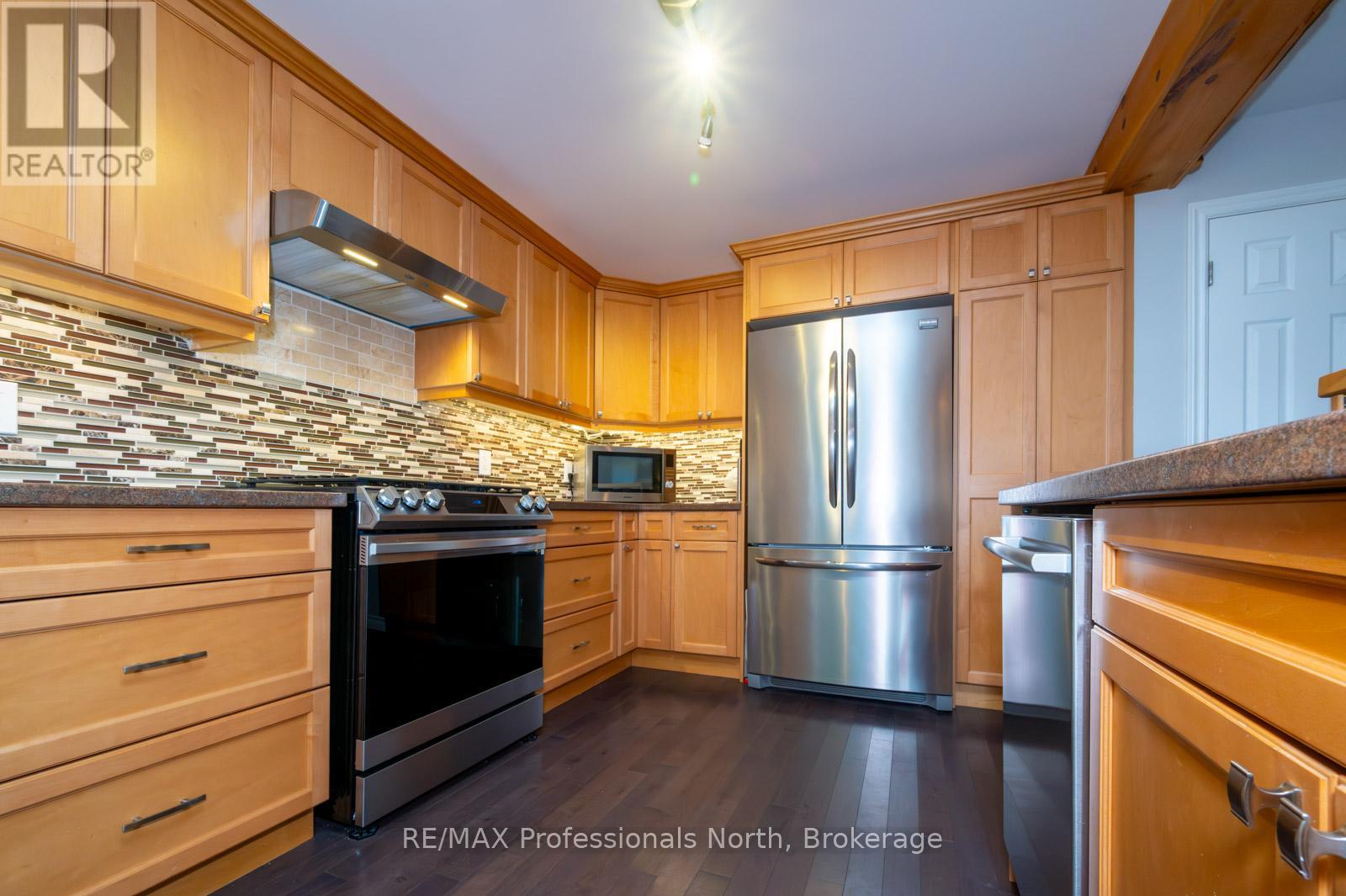 40 Glenwood Drive, Huntsville, Ontario  P1H 1B6 - Photo 11 - X12353462