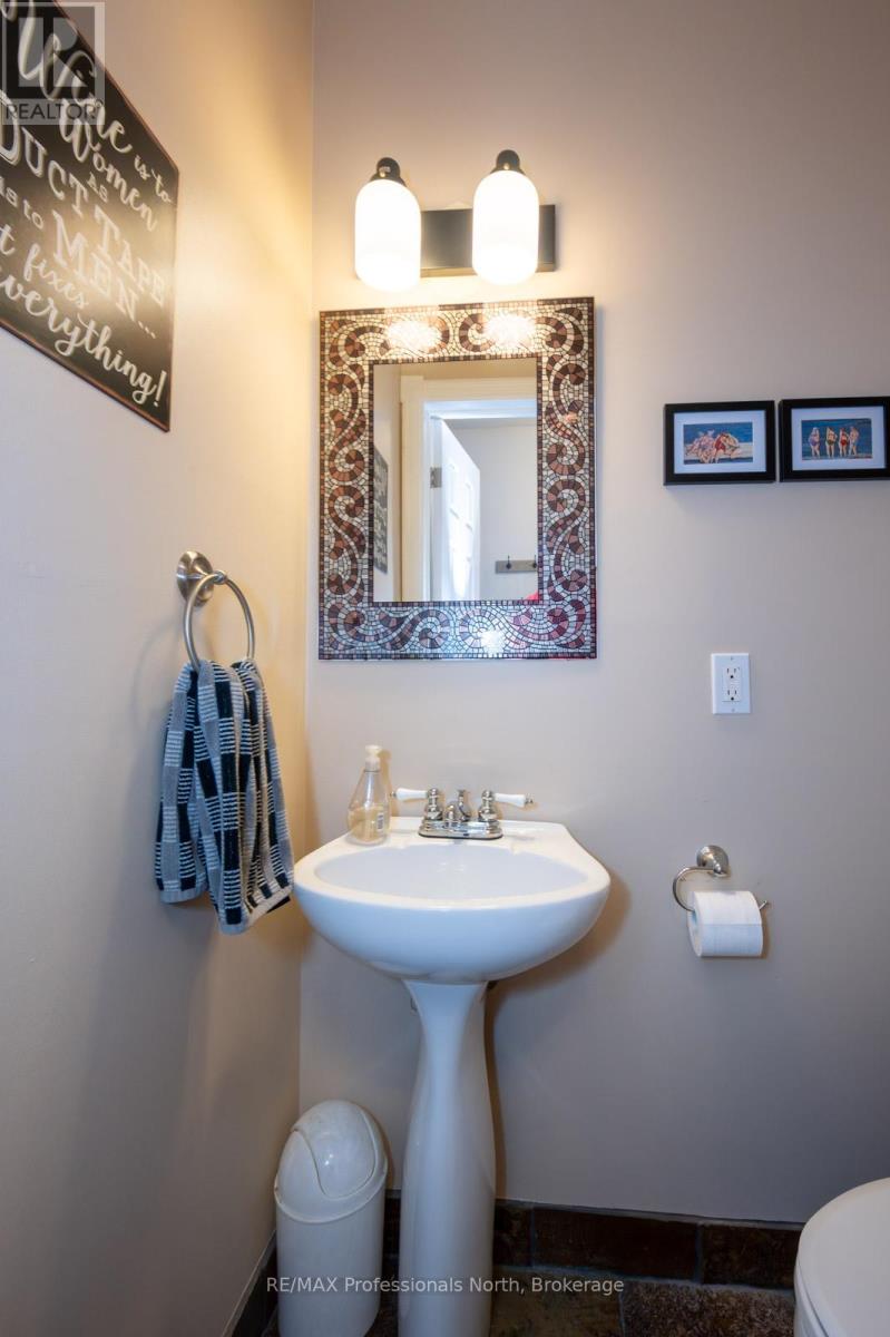 40 Glenwood Drive, Huntsville, Ontario  P1H 1B6 - Photo 17 - X12353462
