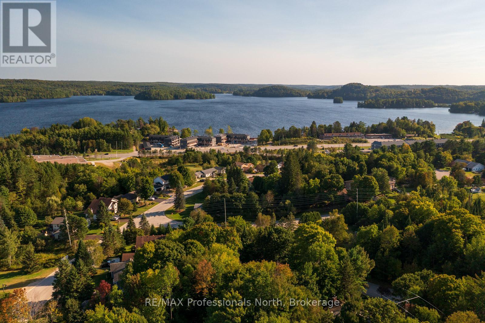 40 Glenwood Drive, Huntsville, Ontario  P1H 1B6 - Photo 4 - X12353462