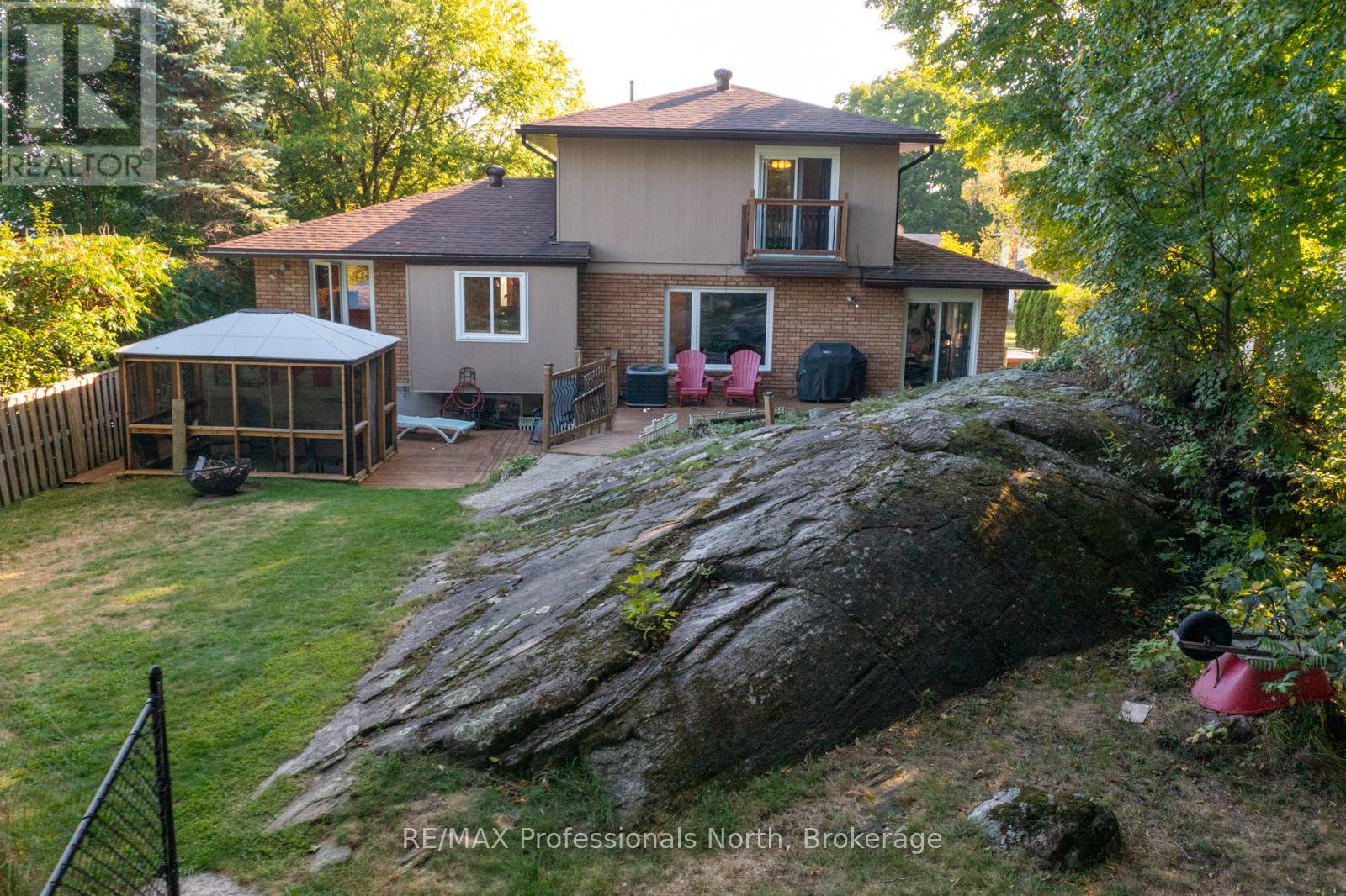 40 Glenwood Drive, Huntsville, Ontario  P1H 1B6 - Photo 5 - X12353462