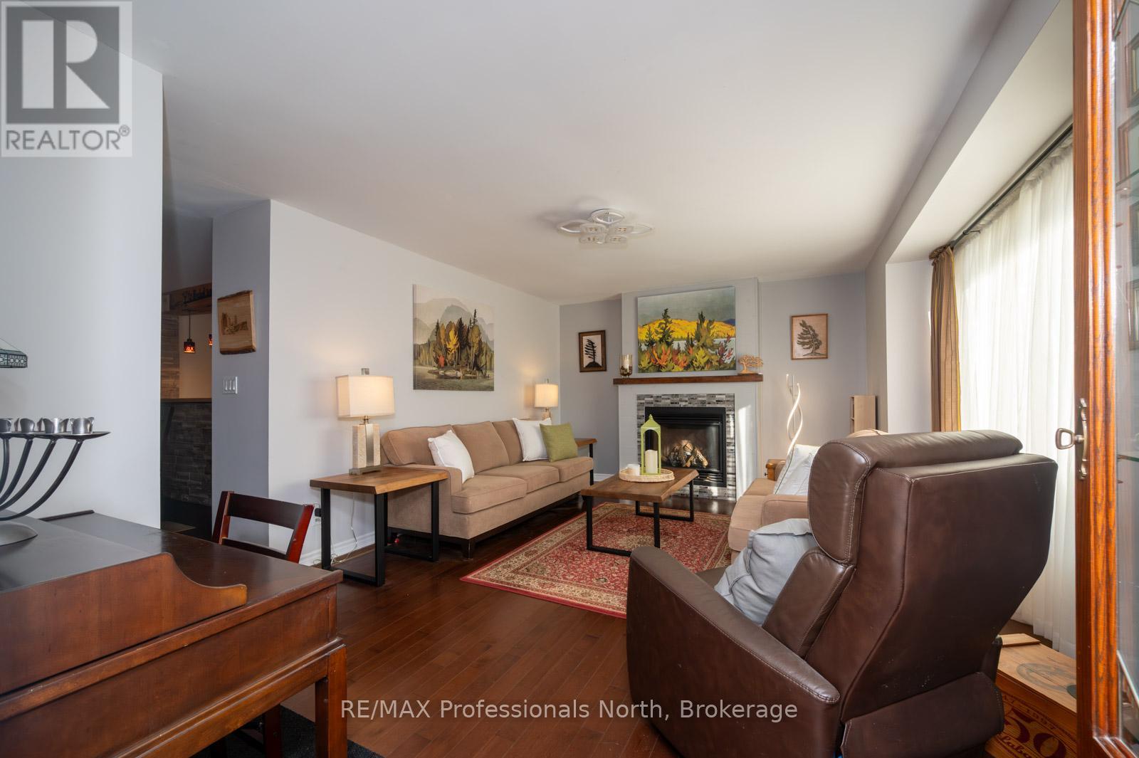 40 Glenwood Drive, Huntsville, Ontario  P1H 1B6 - Photo 6 - X12353462