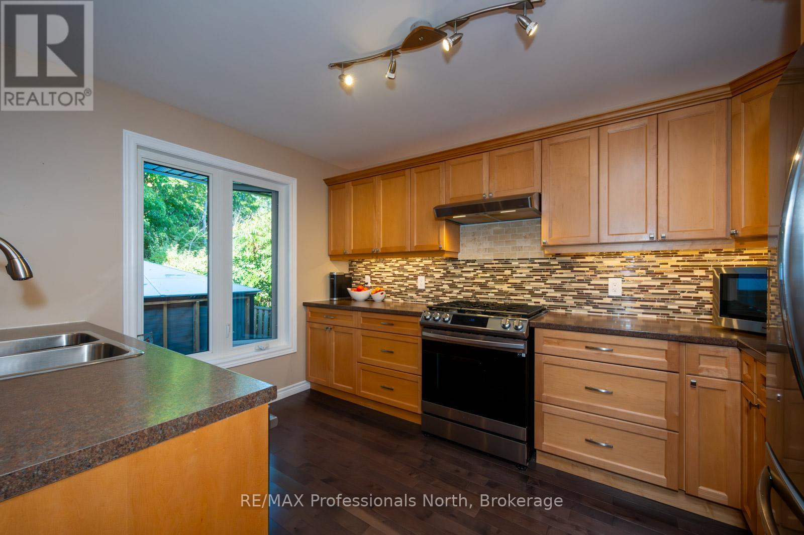 40 Glenwood Drive, Huntsville, Ontario  P1H 1B6 - Photo 9 - X12353462