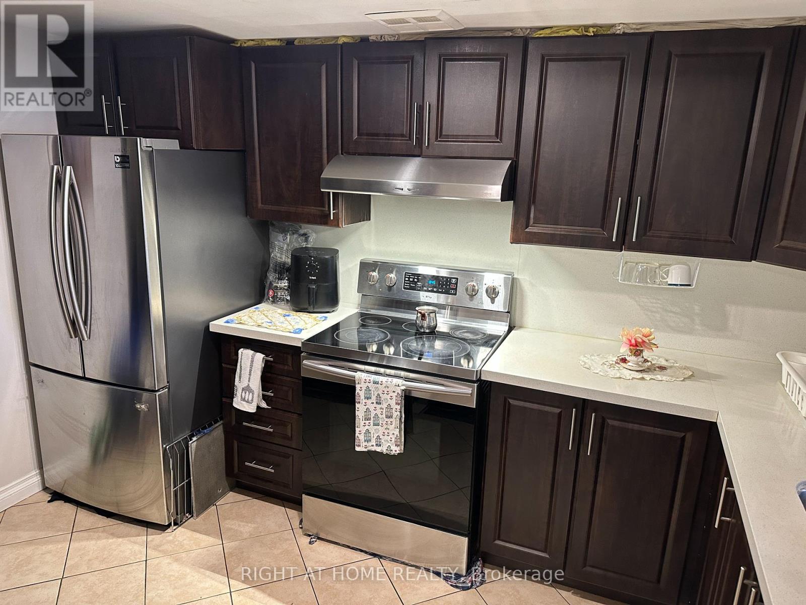1406 - 300 Webb Drive, Mississauga, Ontario  L5B 3W3 - Photo 5 - W12353398