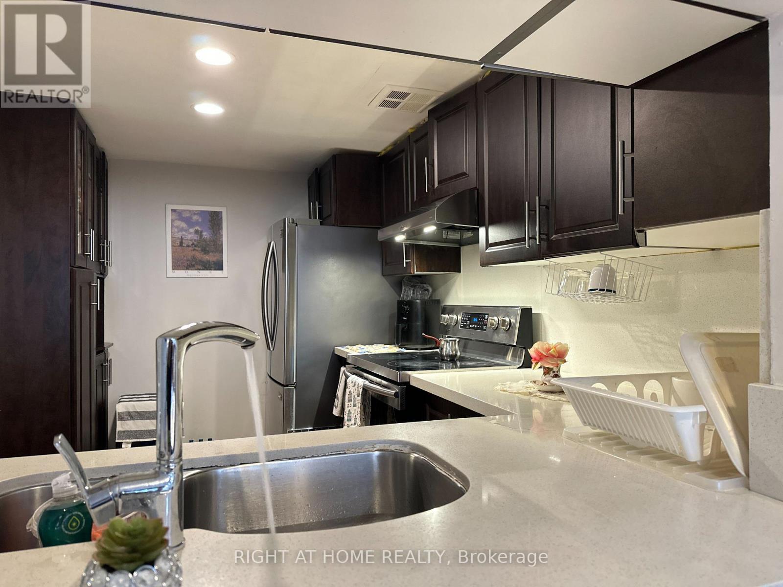 1406 - 300 Webb Drive, Mississauga, Ontario  L5B 3W3 - Photo 6 - W12353398