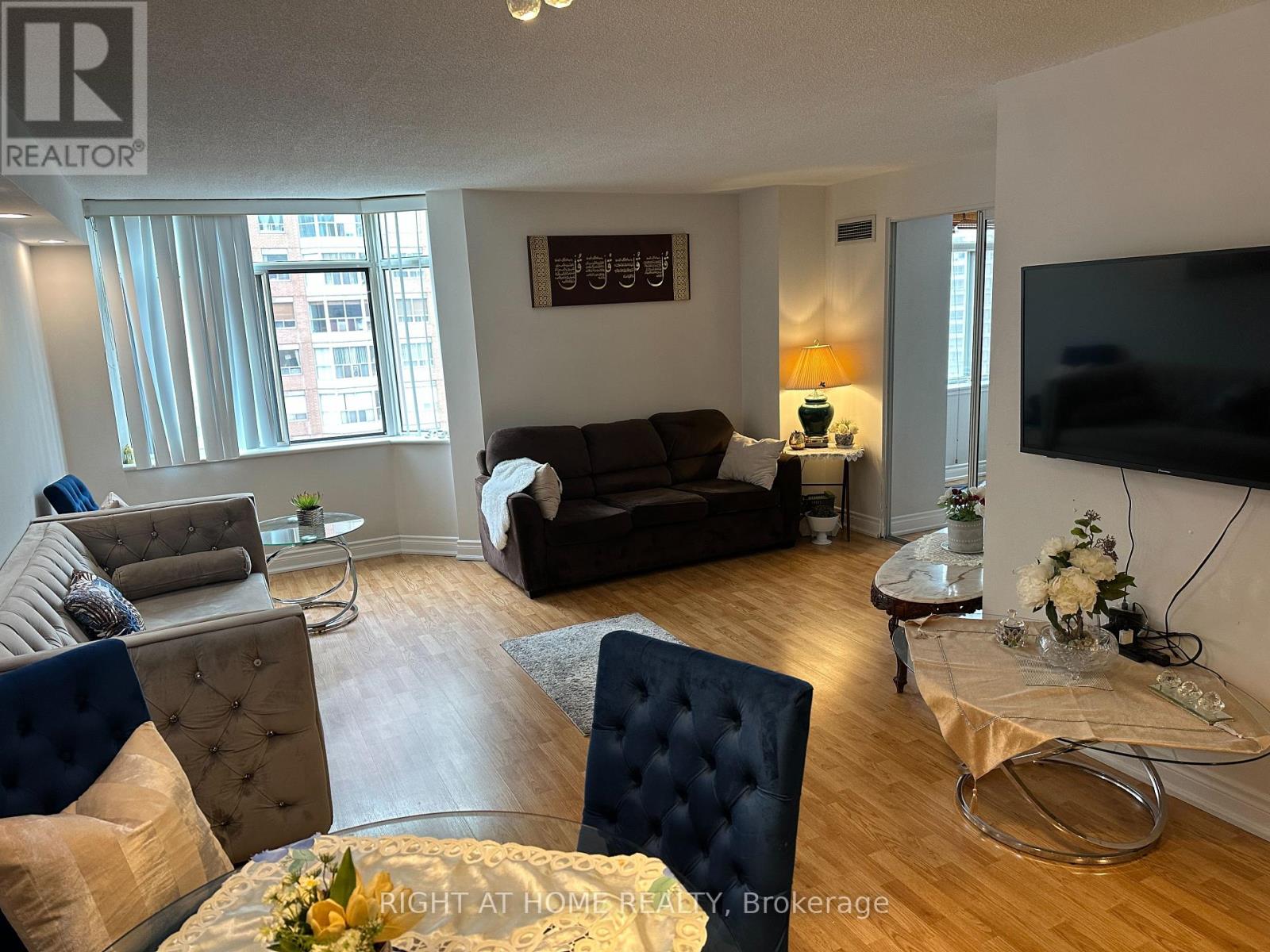 1406 - 300 Webb Drive, Mississauga, Ontario  L5B 3W3 - Photo 9 - W12353398