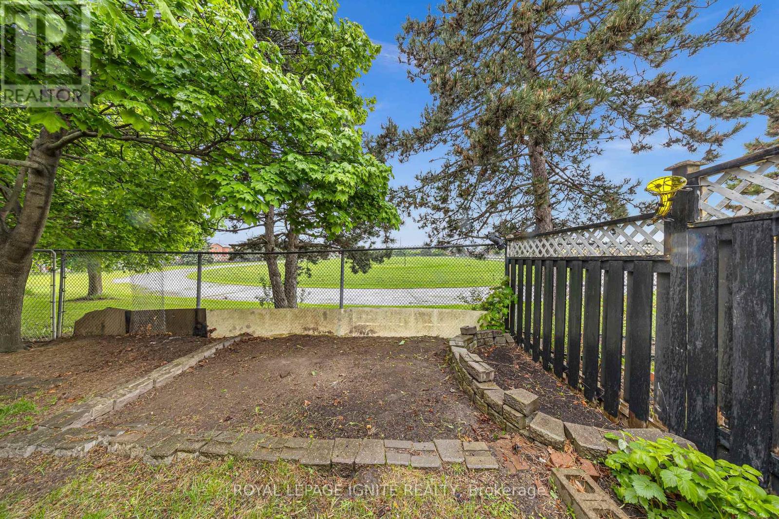 21 Toba Crescent, Brampton, Ontario  L6Z 4R6 - Photo 32 - W12353438