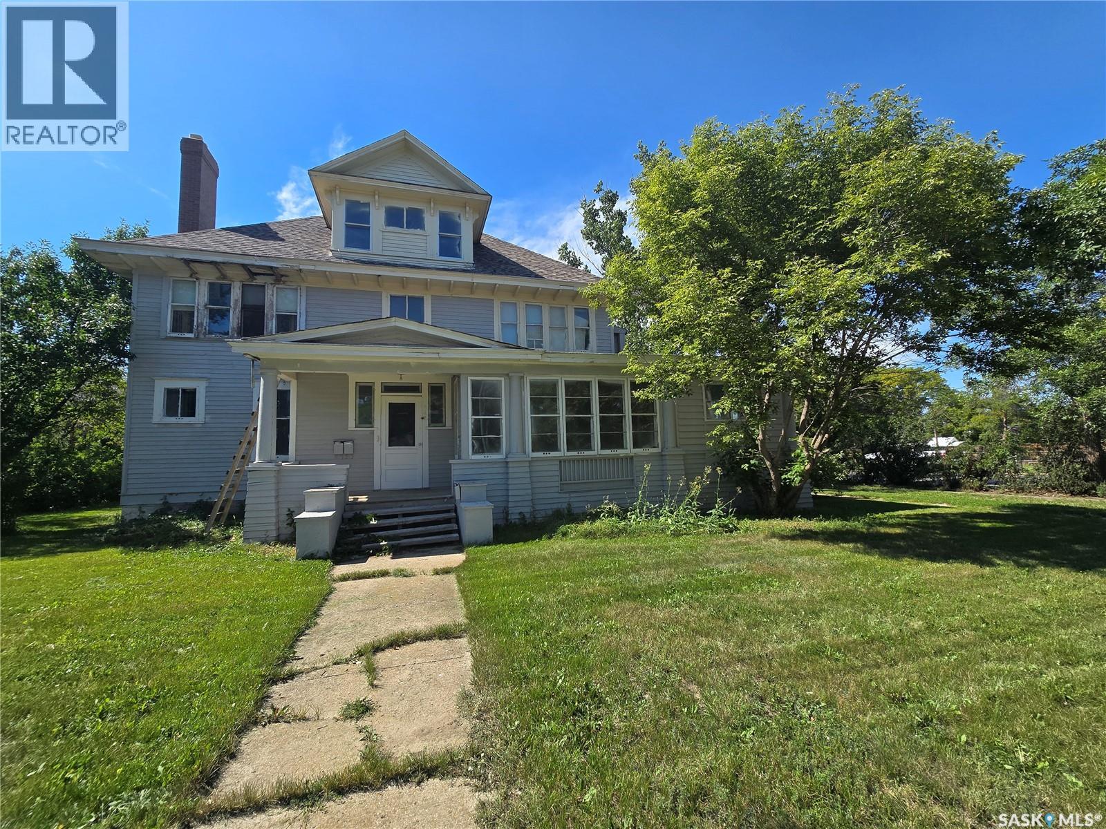 347 Government Road Nw, Weyburn, Saskatchewan  S4H 0P5 - Photo 1 - SK016023